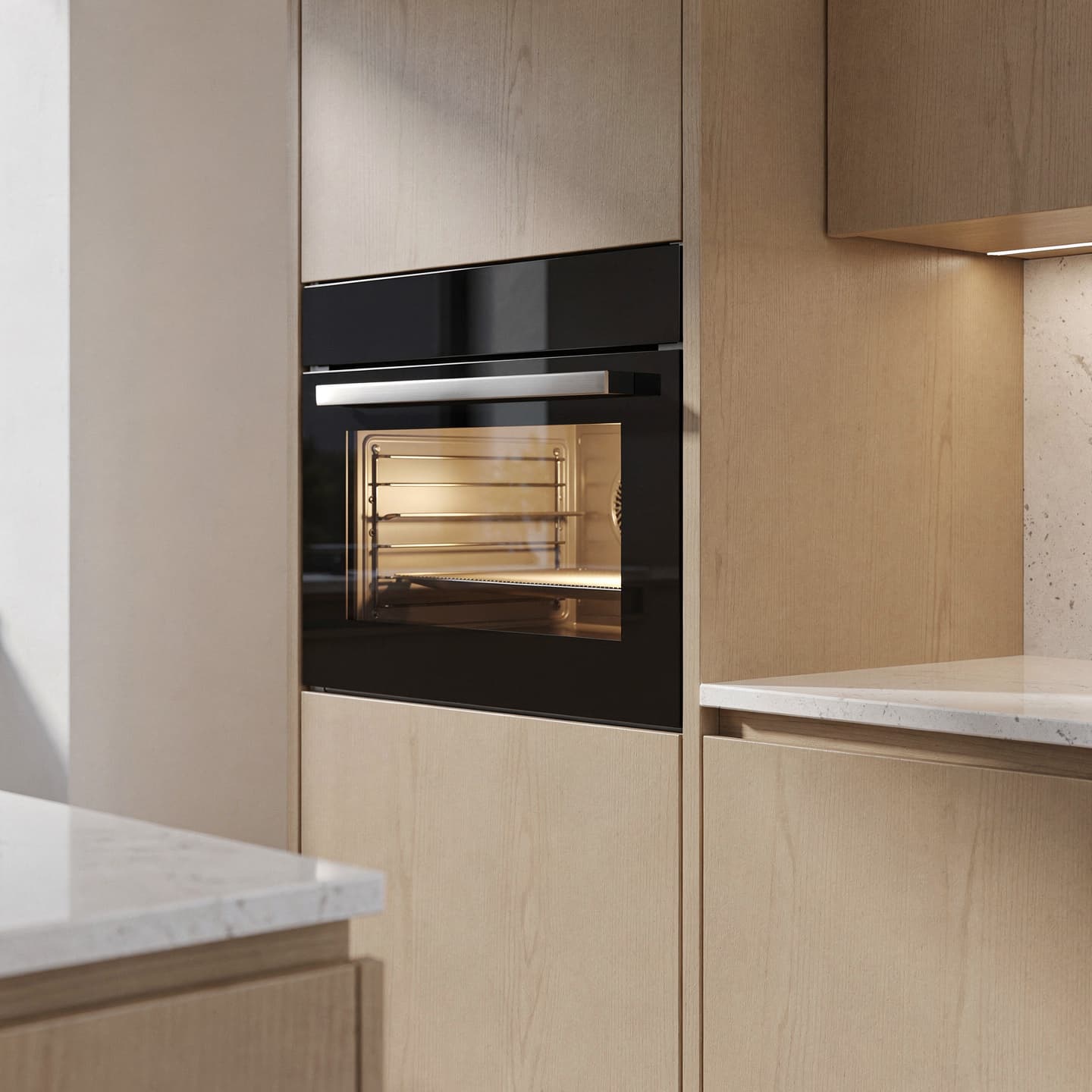 Eingebauter Backofen mit beleuchtetem Garraum in einer hellen Holzküche